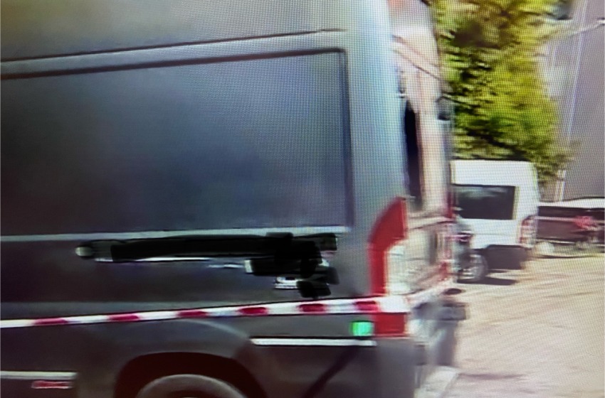 Bruciate due auto d'epoca e un furgone nella notte