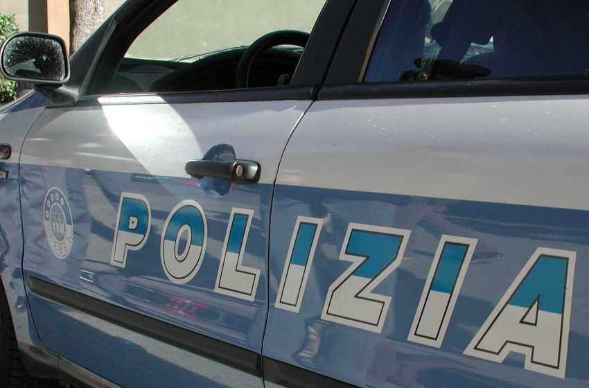 Lancia una tanica di benzina contro l'ex: arrestato 