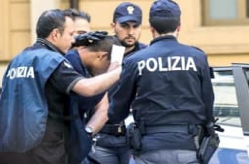 Lancia un borsello con quasi mezzi chilo di eroina: arrestato 