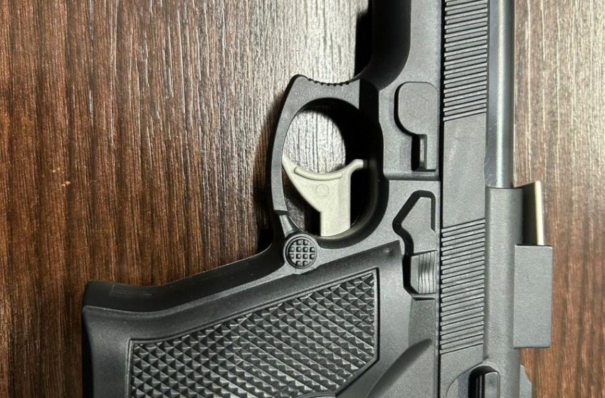 In giro con una pistola giocattolo: la Polizia di Stato lo ferma e lo denuncia