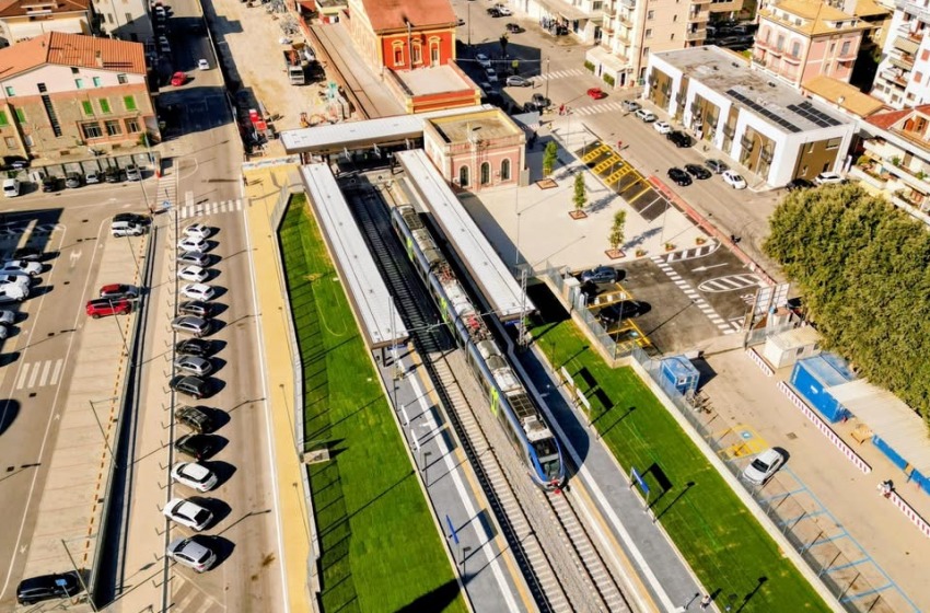 Taglio del nastro alla 'nuova' stazione di Teramo
