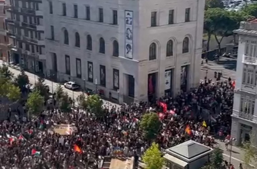 Folla di studenti, insegnanti e cittadini per le vie di Pescara