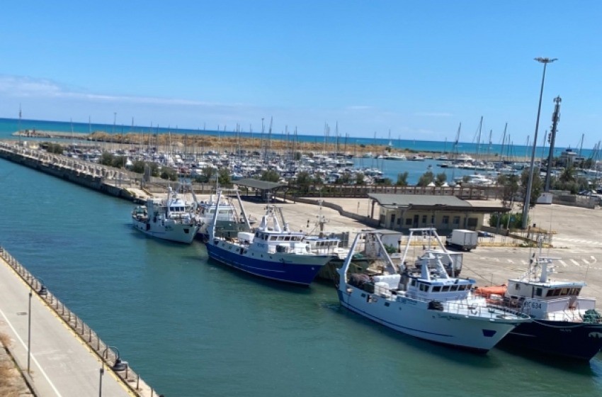 Barche in mare ma i problemi del porto restano