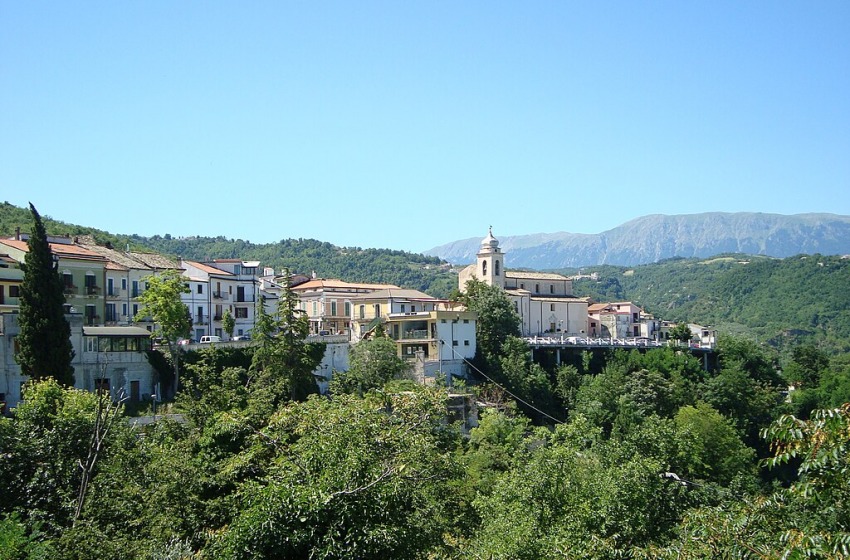 Orrore a Lettomanoppello: uccide la moglie a colpi di pistola 