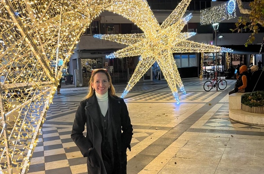 Si accendono le luci per Natale. Ma il commercio soffre