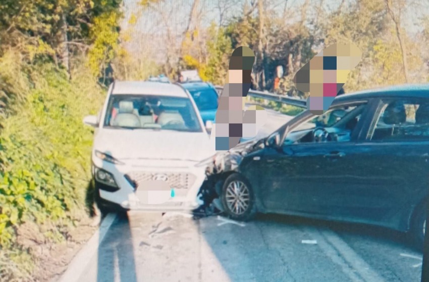  Incidente sulla SS16 bis, tre veicoli coinvolti: tre feriti lievi