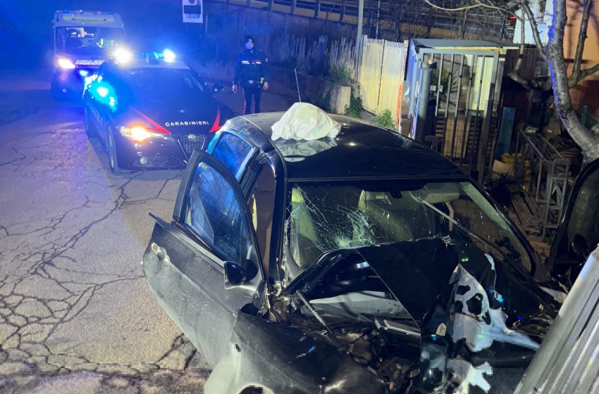 Guida senza patente, fugge dai carabinieri e si schianta contro un muro