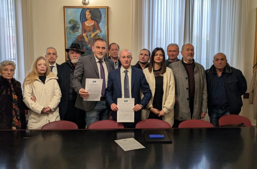 Pettinari scatenato a "caccia" del consenso dei delusi di sinistra e destra