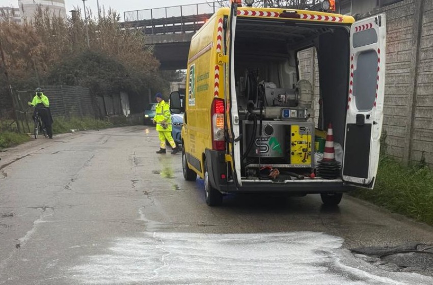 Incidente in via Raiale: tre veicoli coinvolti e strada chiusa
