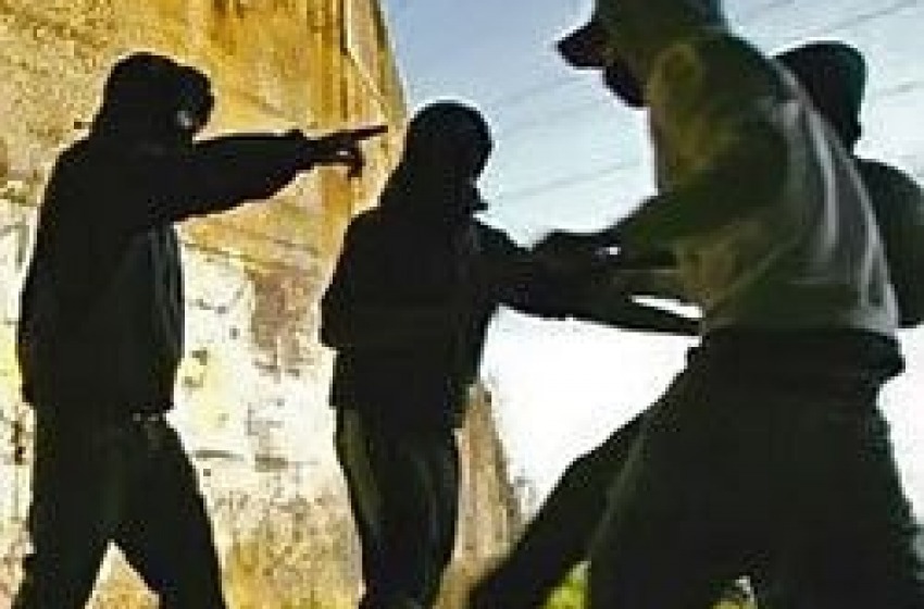 Ragazzi bulli gettano nell'immondizia un giovane disabile