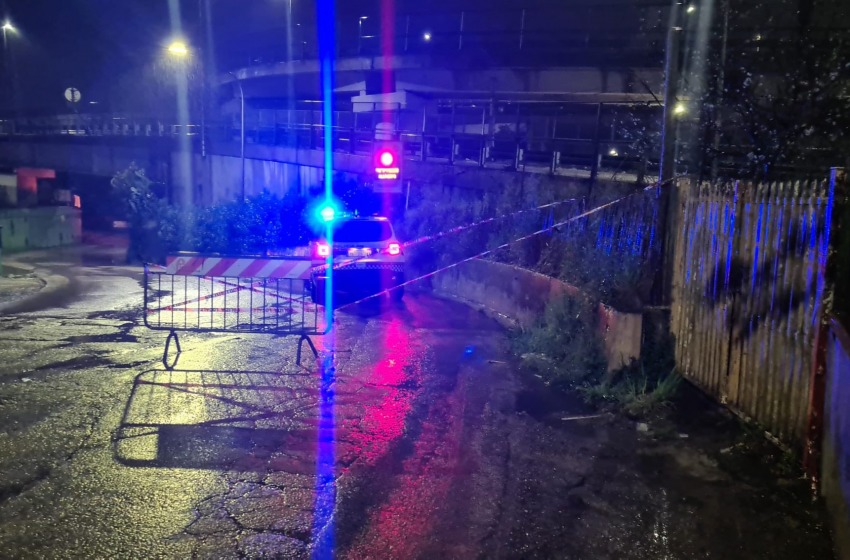 Pescara sotto la pioggia: il fiume rompe gli argini e allaga la golena