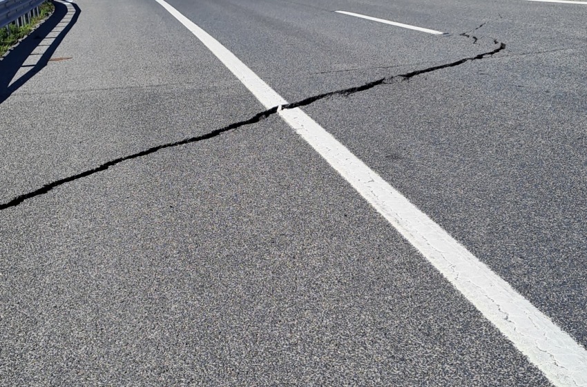 Italia divisa e Abruzzo in ginocchio: la frana di Petacciato blocca i binari e l'A14