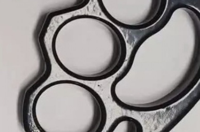 Movida violenta: denunciato 17enne con tirapugni 