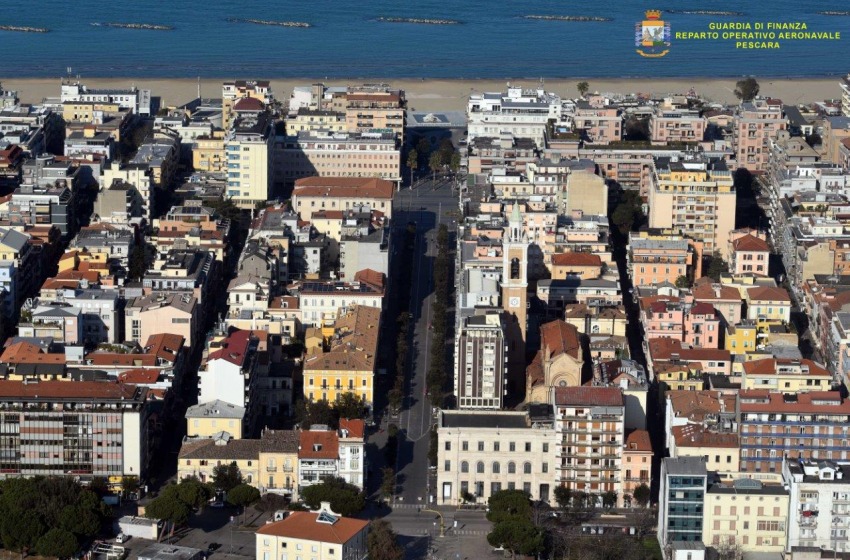 Sequestrato manufatto in uno stabilimento balneare 