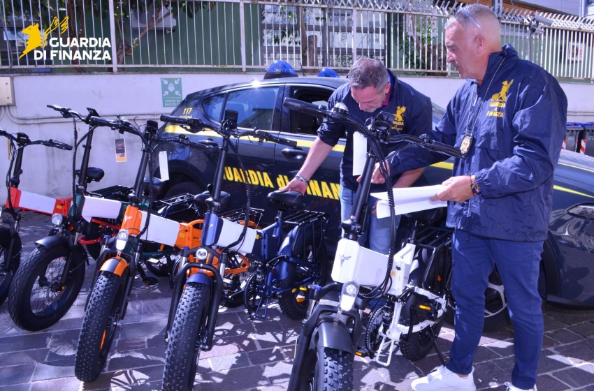 Pescara, maxi-sequestro della Guardia di Finanza: 96 e-bike insicure rimosse dal mercato