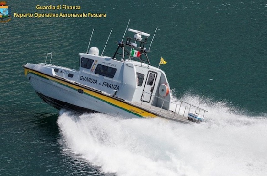 Inseguimento in mare fino alle Marche: due uomini nei guai
