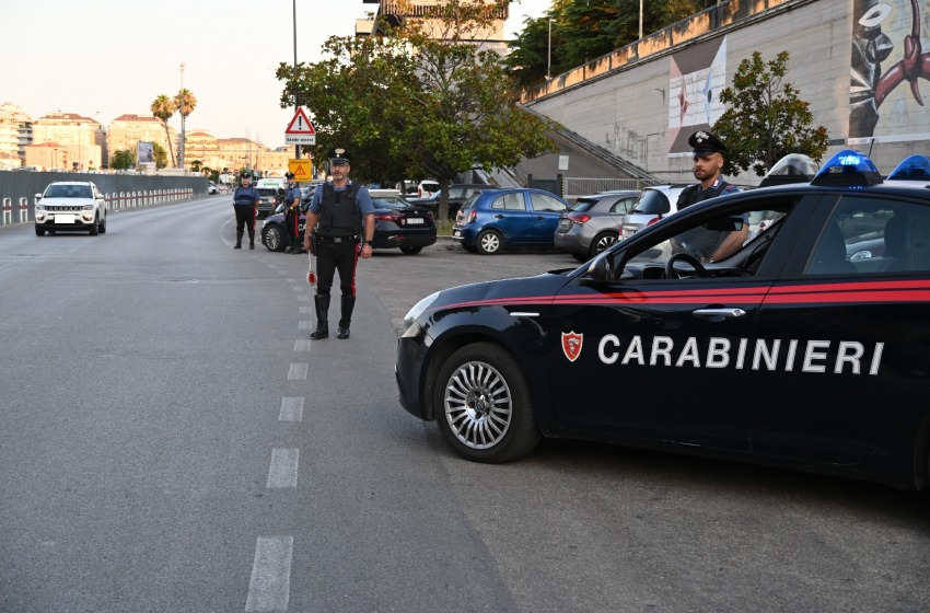 Ruba t-shirt in negozio. Arrestato per rapina