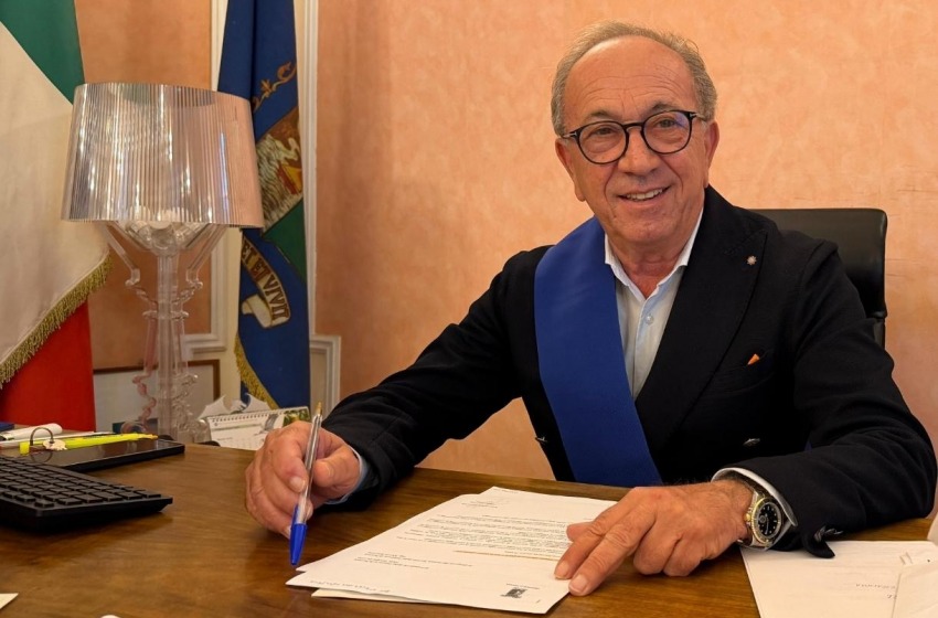 Stella Maris, De Luca: "Dispiaciuto ma non gestivo gli inviti"