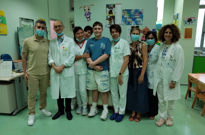 Formula 1 e solidariet&agrave;: il Team Principal McLaren Andrea Stella in visita all'AGBE