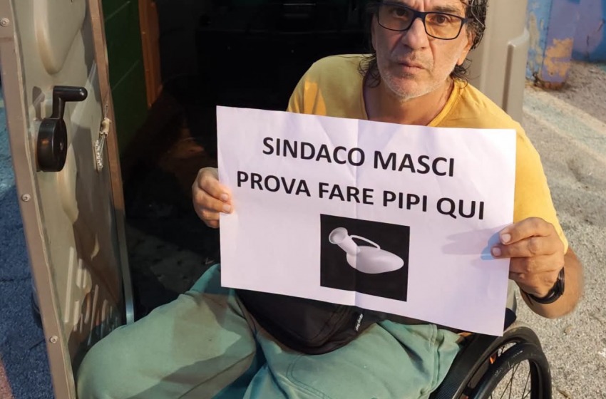Delfini Determinati: &laquo;Bagni inaccessibili e umilianti, sindaco e assessori vengano a provarli&raquo;
