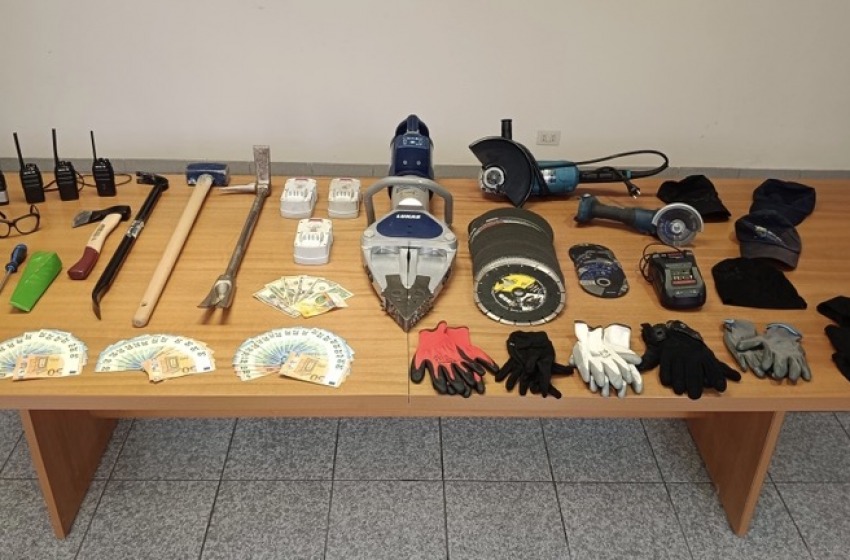 Inseguimento sull&rsquo;A24 e arresto di presunti ladri: sequestrati 20 mila euro e arnesi da scas