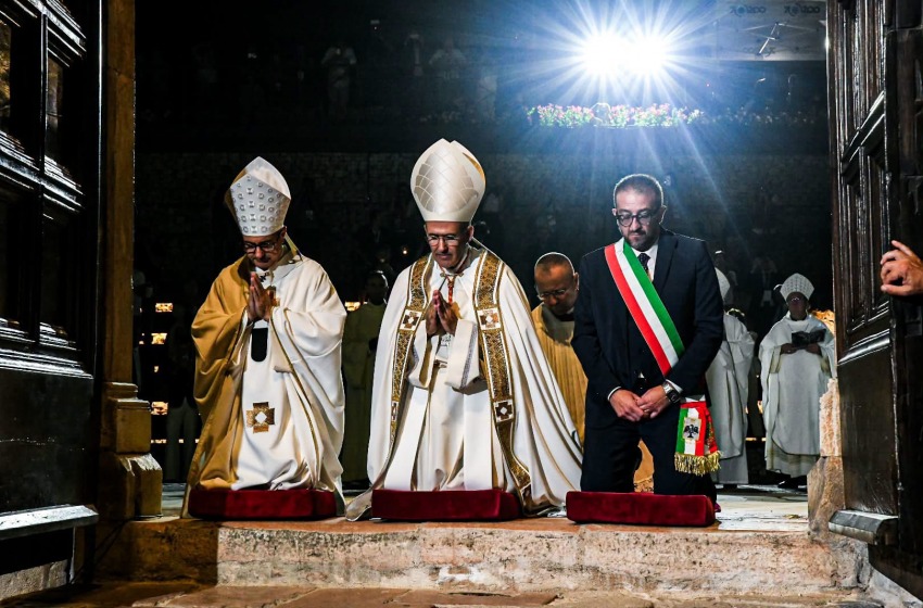 Perdonanza Celestiniana, il cardinale de Mendon&ccedil;a apre la Porta Santa