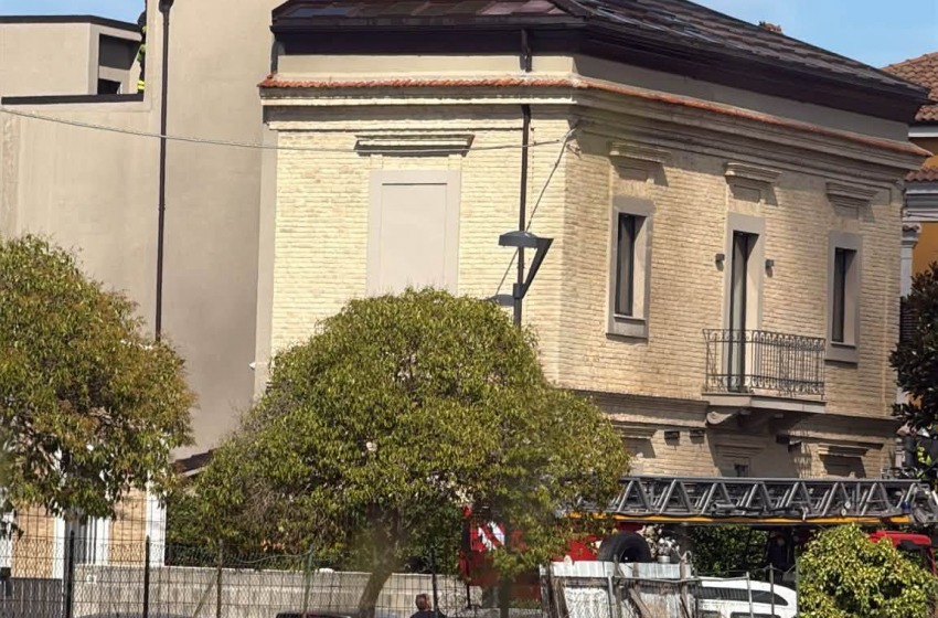 Paura a Pescara: a fuoco tetto di un'abitazione