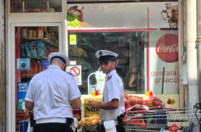 Piazza Santa Caterina: tre uomini allontanati e sei negozi sanzionati
