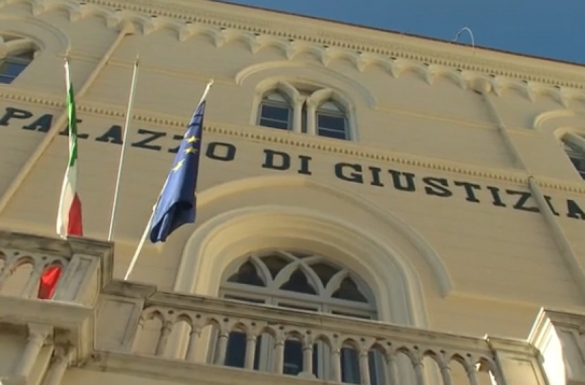 Rapporto sessuale vicino a un parco giochi a Sulmona: condanna a due giovani