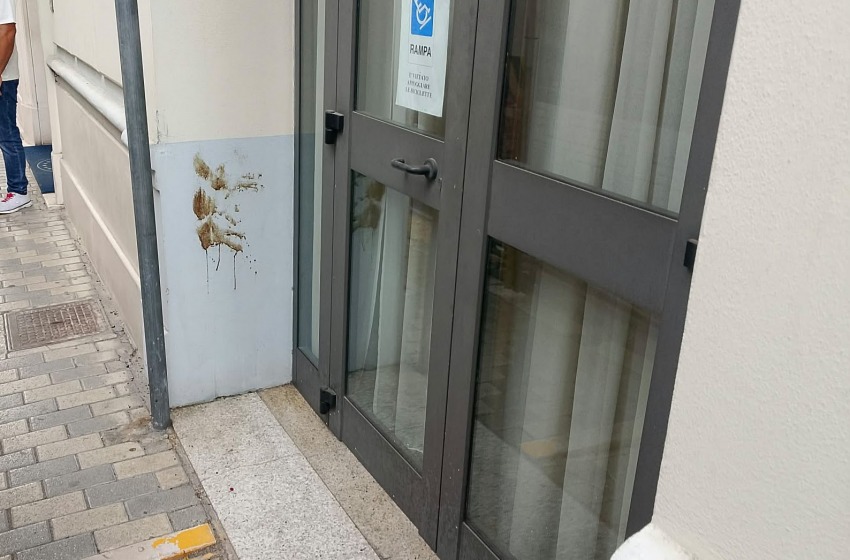 Sangue sul muro di via Michelangelo Forti, l'ennesima aggressione nel cuore di Pescara