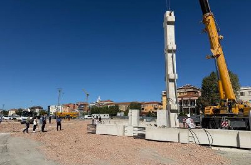 Ex area di risulta, posato il primo pilastro del parcheggio lato sud