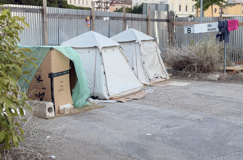 Degrado e baraccopoli a 50 metri da Corso Umberto