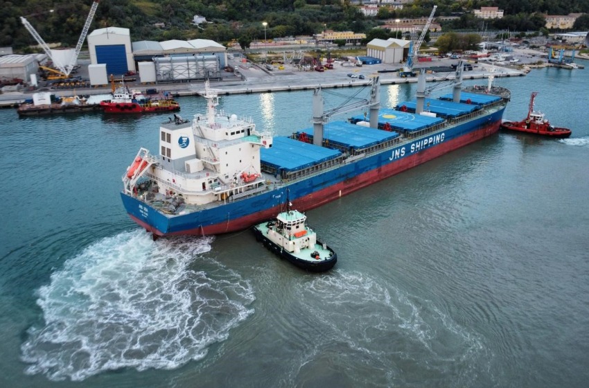 Porto di Ortona, approda la motonave "JNS SEA" alla Banchina di Riva   