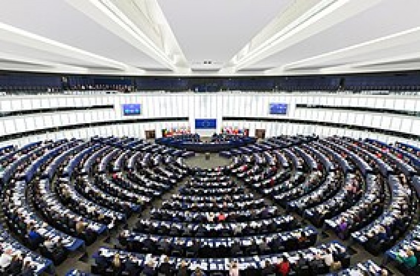 Motore endotermico, l'Europa fa marcia indietro