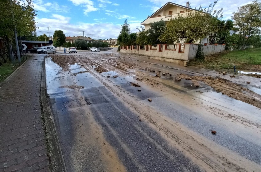 Rottura di una condotta a Villa Oliveti di Rosciano: strada allagata e due auto danneggiate