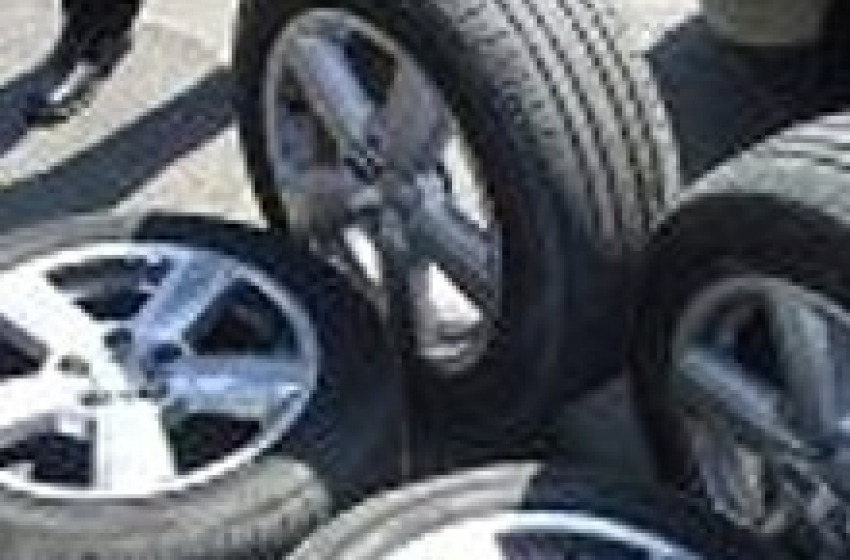 Rubano pneumatici. Arrestati