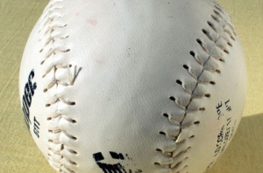 Softball. Atoms ko sotto la pioggia