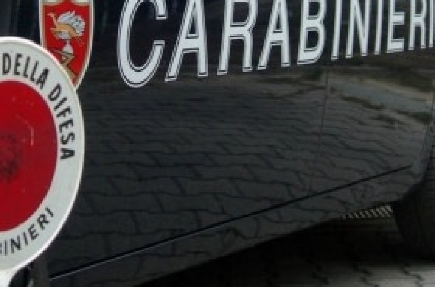 Non si ferma all'Alt e rischia incidente coi CC