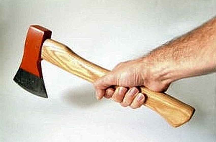 Minaccia vicino con l'ascia