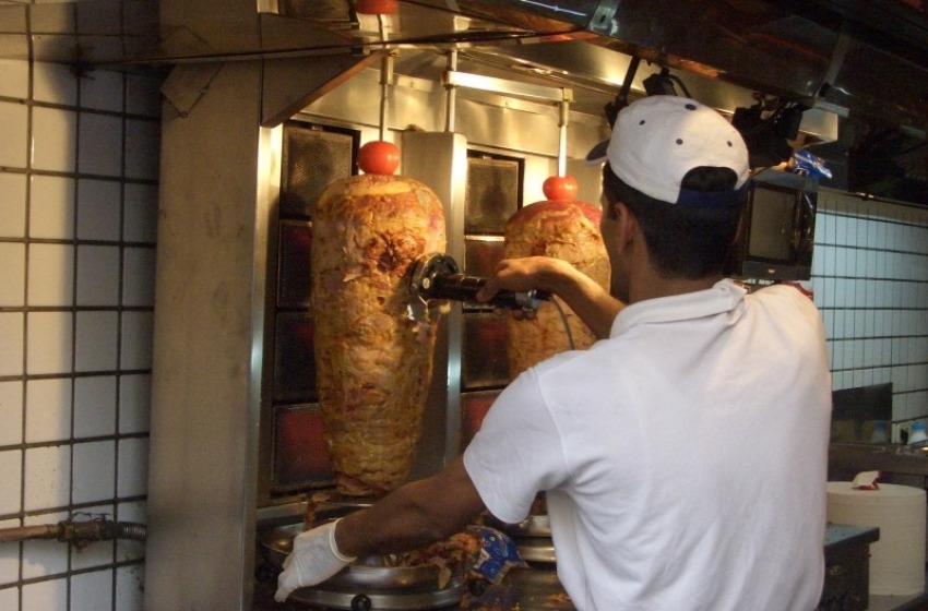Slavi armati di coltelli assaltano Kebab in via Balilla