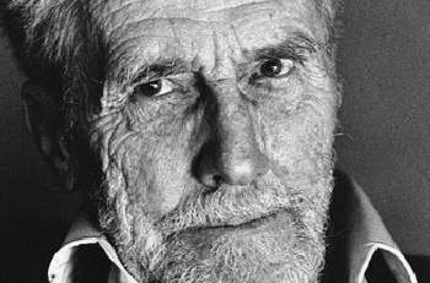 CasaPound ricorda il poeta con striscioni in 50 città