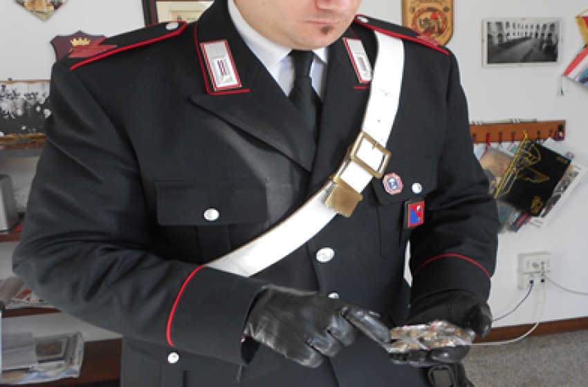 In tasca aveva un pacco di "fiori proibiti": 18enne nei guai