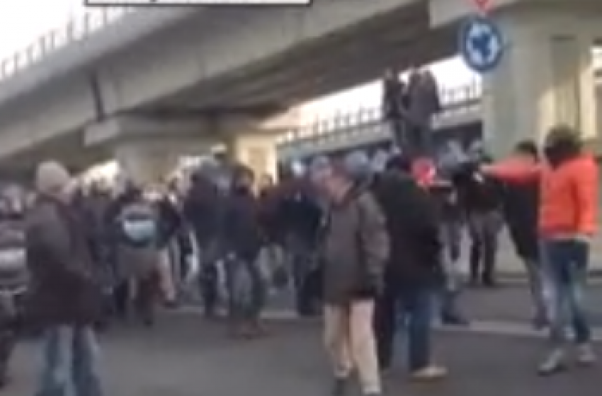 A Milano la polizia marcia e protesta insieme ai Forconi