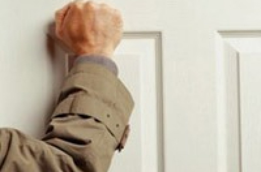 Si spaccia per impiegata del Comune e fa shopping col bancoposta rubato