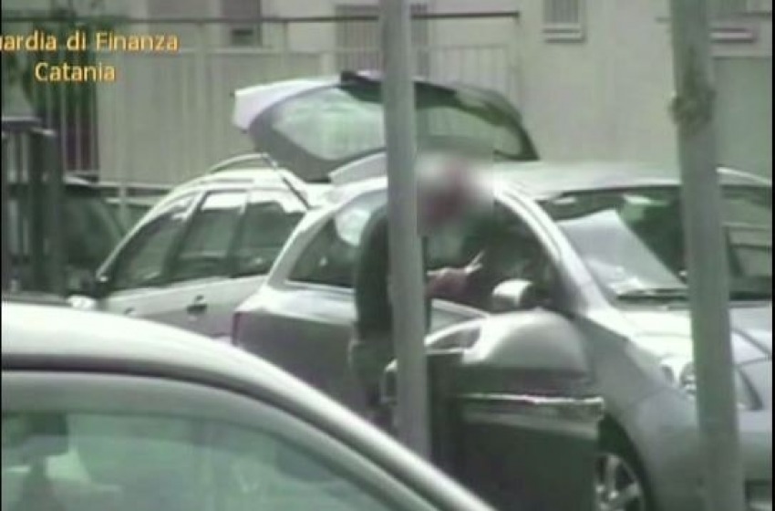 Scoperti due falsi ciechi: guidavano l'auto e usavano il cellulare