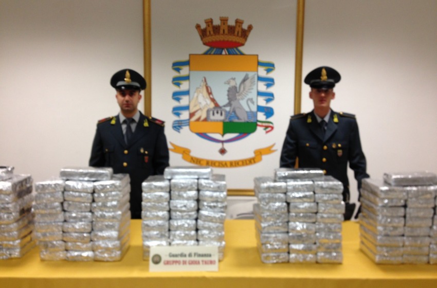 Sequestrati 215 chili di "Neve" dall'Ecquador al Porto di Gioia Tauro