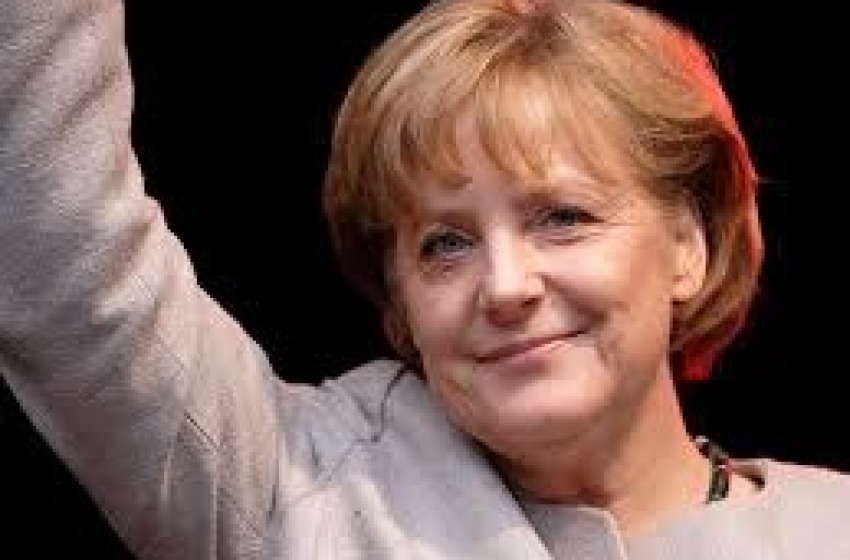 La Merkel vola ad Atene. Ad accoglierla un Twitter Storm