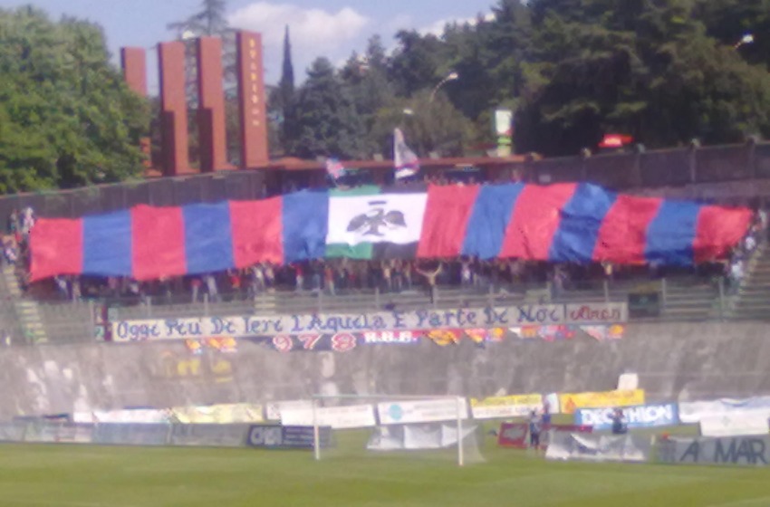 L'Aquila si gioca la Serie B. Appello degli ultras: «Tutti allo stadio»