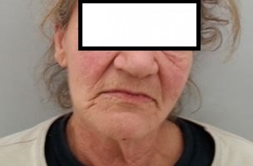 Furia cieca per cartone di vino: 65enne arrestata per estorsione