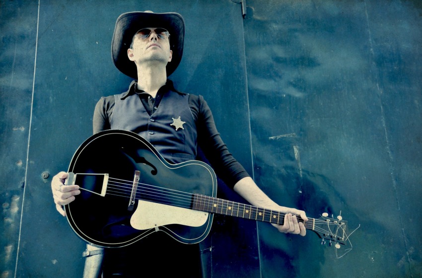 Stella Burns, il cowboy glam mercoledì 25 alla Lampara